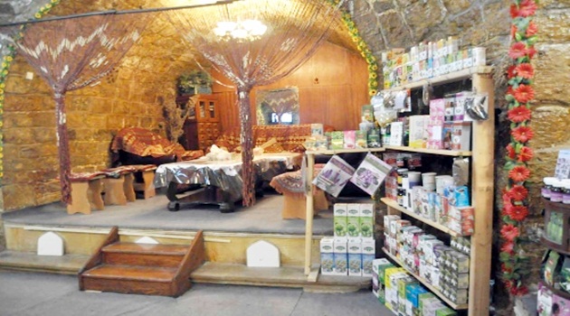 Azerbaycan'daki bitkisel eczane şifa dağıtıyor