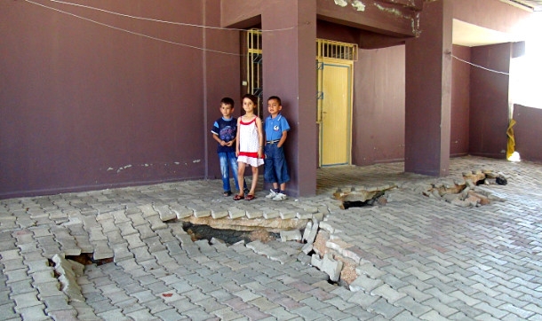 Mahalle yavaş yavaş çöküyor, vatandaşlar yetkililerden yardım bekliyor