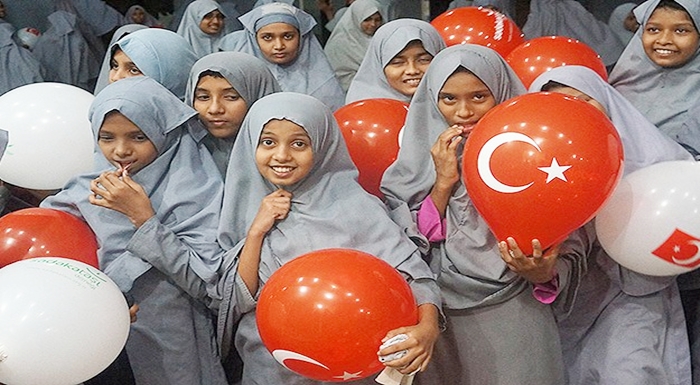 Sri Lankalı yetimleri sevindirdiler
