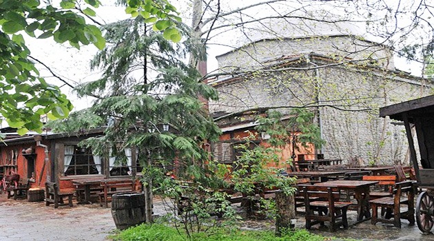Osmanlı camisinin bahçesinde içki servisi
