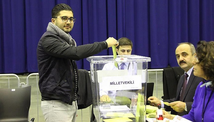 Hollanda'daki Türkler sandık başında