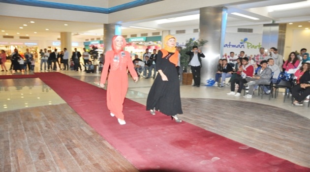 Avrupalı gençlerden türbanlı defile