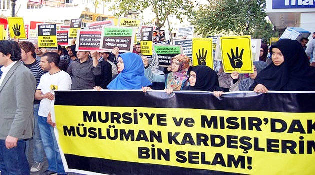 Mursi'nin yargılanmasına protesto