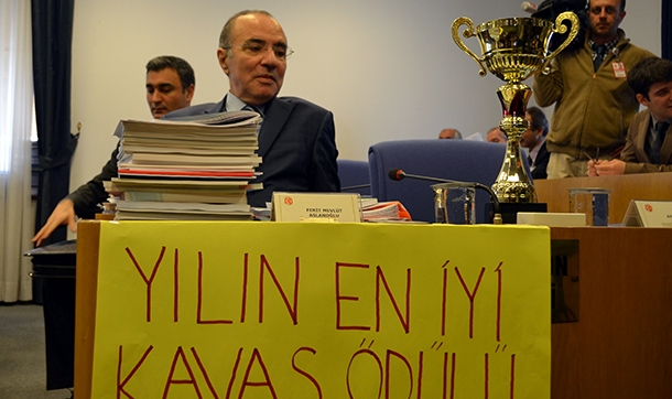 Komisyonda kupalı pankartlı 'kavas' protestosu