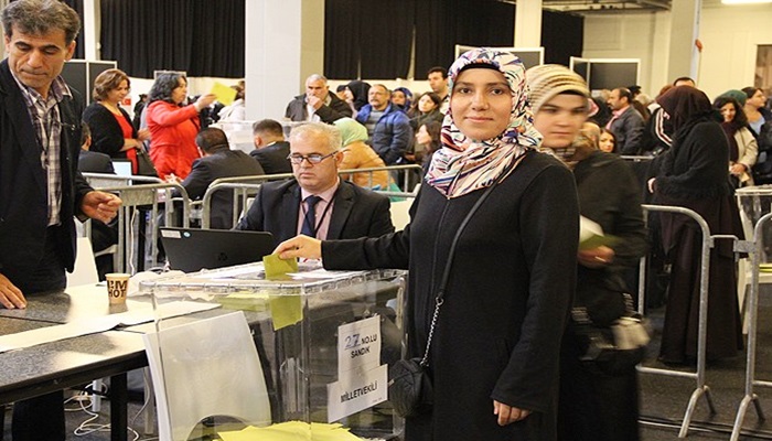 Hollanda'daki Türkler sandık başında