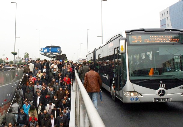 Metrobüs alt geçidi kapatılıyor