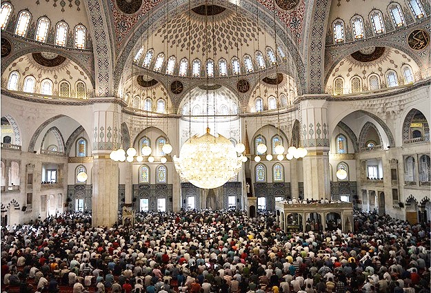 İslam alemi bayram namazında buluştu