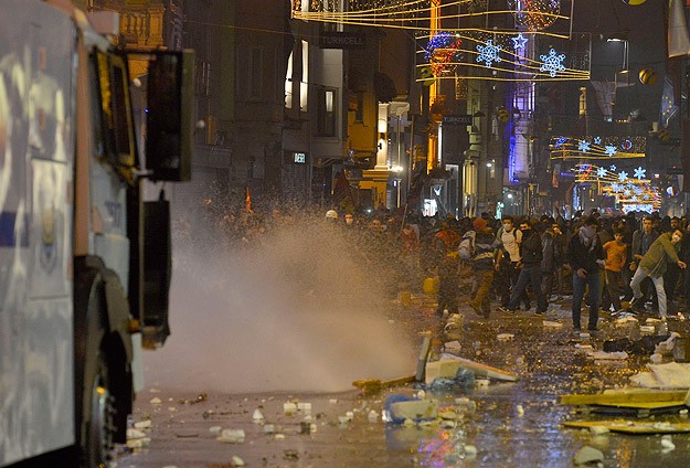 Ankara ve Taksim'de izinsiz gösteriye müdahale