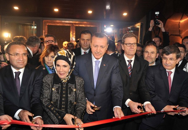 Bayrağı Başbakan Erdoğan çekti