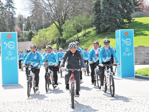 Cumhurbaşkanı Gül, Çankaya Köşkü'nde ilk kez pedal çevirdi
