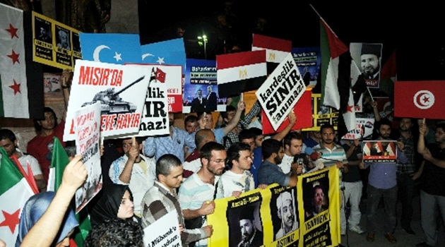 İstanbul'dan Mursi'ye destek