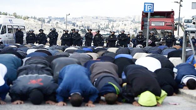 İsrail polisi Mescid-i Aksa'ya girişi engelledi