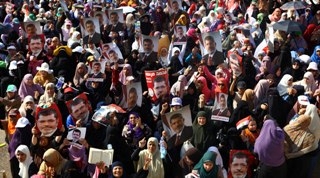 Göstericiler, Mursi'nin tutulduğu askeri binaya yürüyor