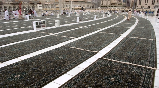 Kabe'nin halıları değiştirildi