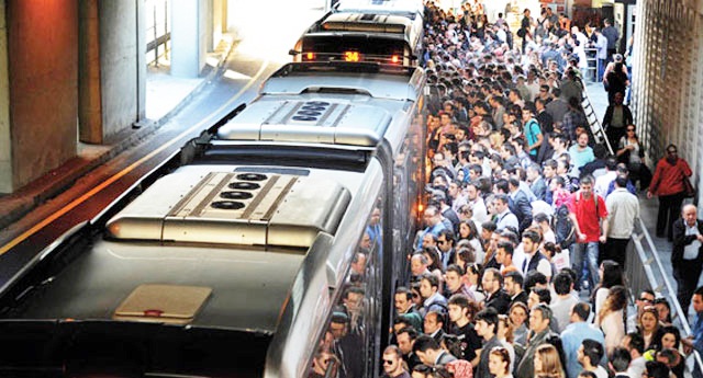 Metrobüs Avcılar durağı yolcular için eziyete dönüştü