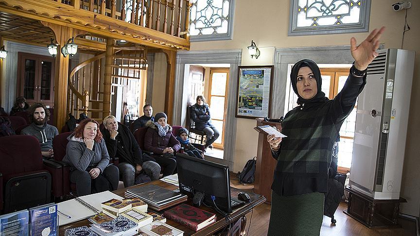Sultanahmet'te turistlere İslam'ı anlatıyor