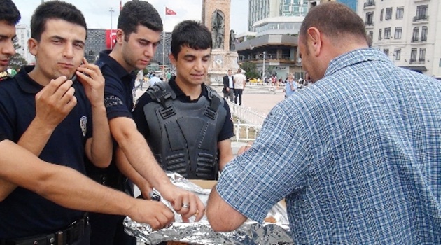 Taksim'de baklava dağıtan polis: Düzenimizin tadı bozulmasın!