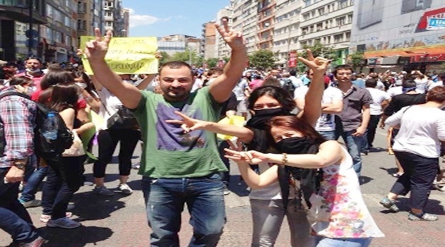 Esed yanlısı Suriyeli sanatçı Taksim gösterilerinde zafer işareti yaptı