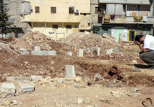 Esed'in askerleri mezarlıkları kuşattı