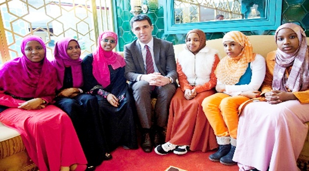 Somalili kızlar, Hakan Şükür'e teşekkür için halı dokudu