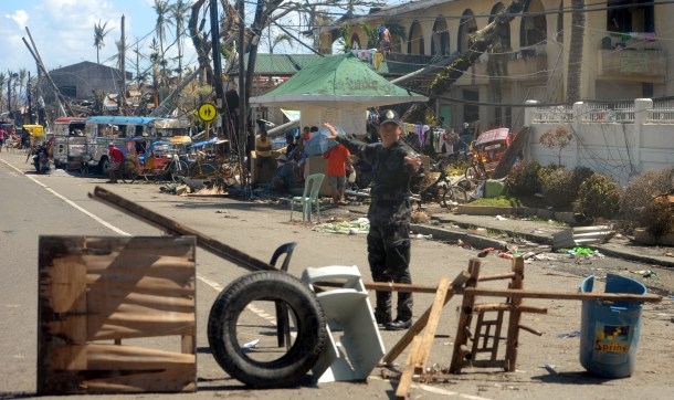 Filipinler'de 3 günlük bebek, tayfunun vurduğu hastanede öldü