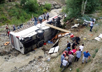 Meksika'da otobüs uçuruma yuvarlandı : 21 ölü