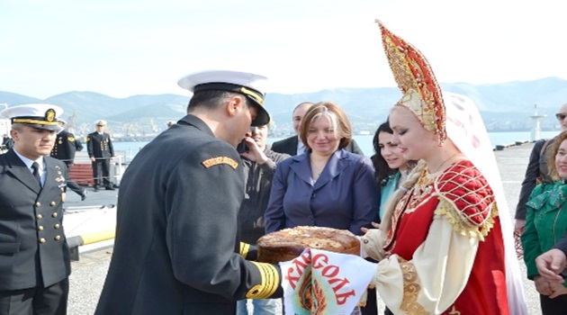 Türk komutanlar Rusya'da tuz ve ekmekle karşılandı
