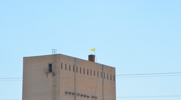 PYD, bayrağını sınıra dikti