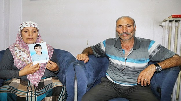 LYS'de dereceye giren gencin ailesi oturma eylemine katıldı