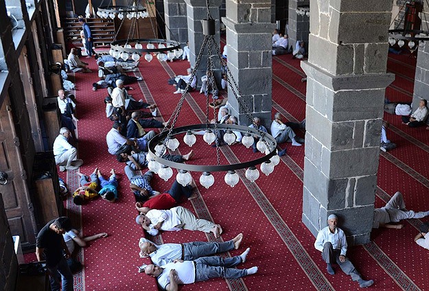 'Ramazanda gündüz en az iki saat uyuyun'