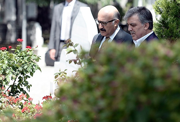 Gül, Erbakan'ın mezarını ziyaret etti
