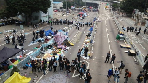Hong Kong'da protestocuların kampı kaldırıldı