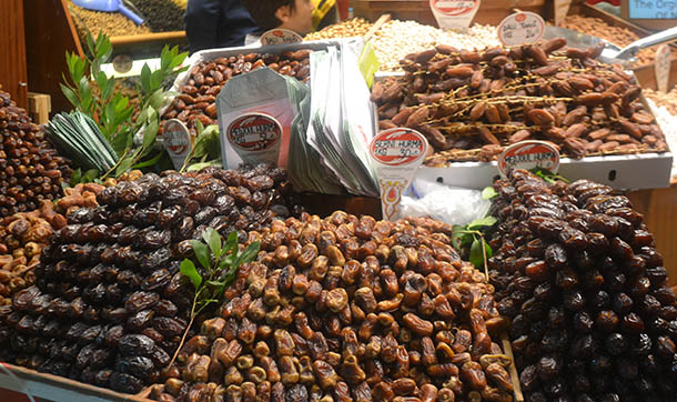 Hurma ve kompostoluk kuru meyveler el yakıyor