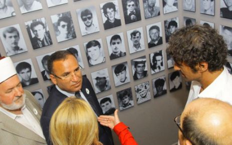Srebrenitsa'yı anma galerisi açıldı