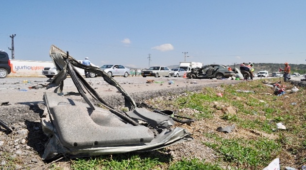 Kazada aracın motor, kapı ve tekerleği metrelerce uzağa fırladı: 2 ölü