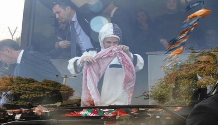 Diyarbakırlılar Başbakan Erdoğan ve eşine poşu taktı