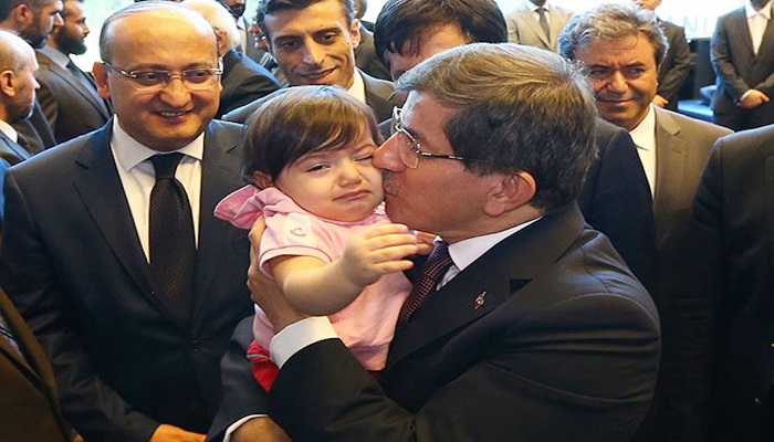 Başbakan Davutoğlu: Tek tek kucaklaştı