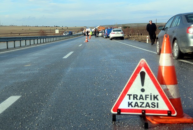 Otobüs ile servis minibüsü çarpıştı: 13 yaralı
