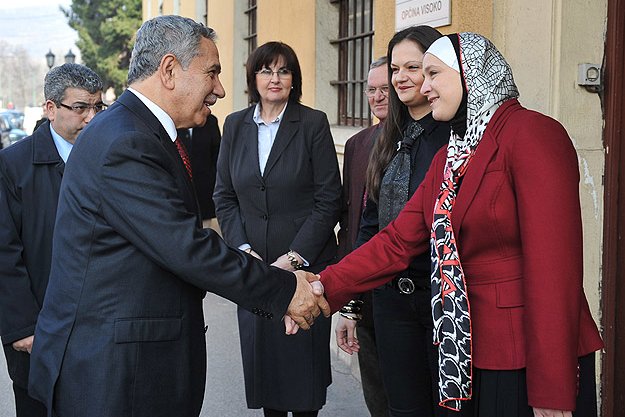 Avrupa'nın ilk başörtülü belediye başkanına ziyaret