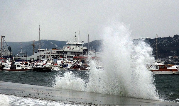 Çanakkale'de fırtına sebebiyle feribot seferleri iptal edildi