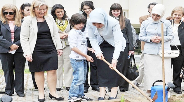 Engelli çocuklarla gül fidanı dikti
