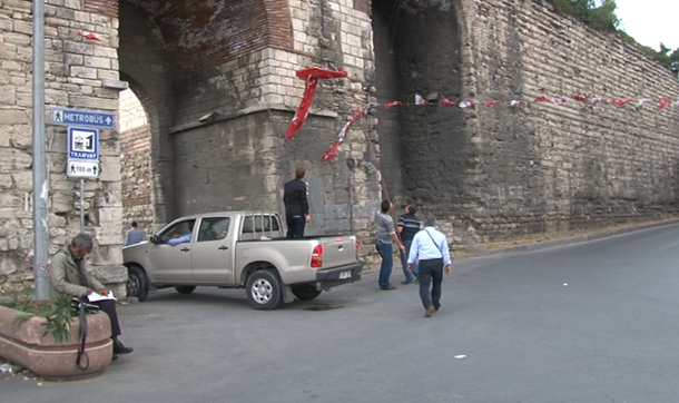 Seçim yasakları başladı, bayraklar sökülüyor