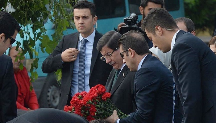 Başbakan Davutoğlu Ankara Garı önüne karanfil bıraktı