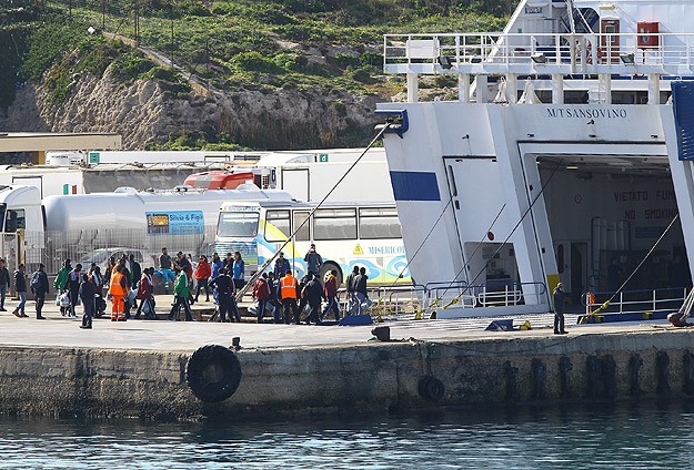 Akdeniz'de 2 bin 100 göçmen kurtarıldı