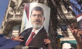 Mursi taraftarları, Anayasa Mahkemesi önünde gösteri yaptı