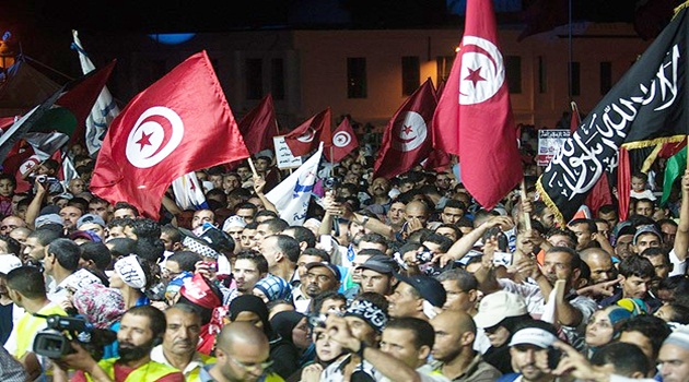 Tunus halkı demokrasi için meydanda