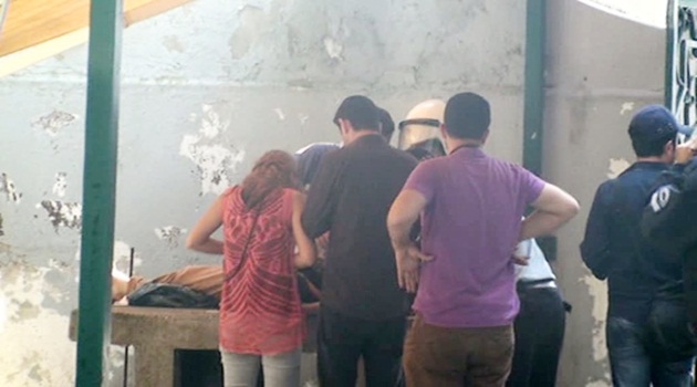Gazdan etkilenen kadını musalla taşına yatırdılar