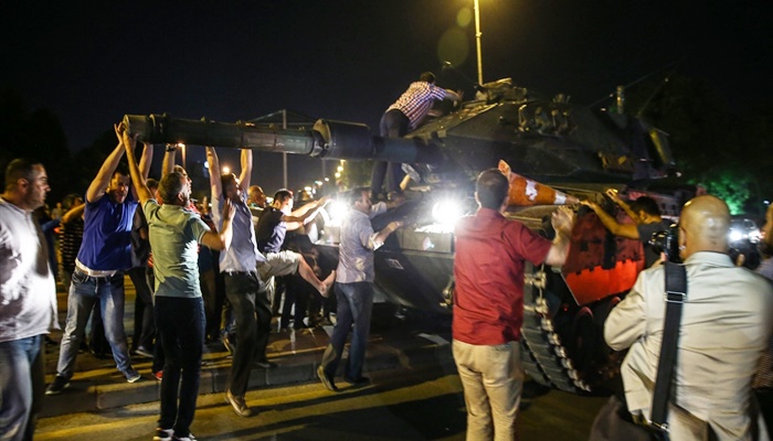 Halk tankını darbecilerden geri aldı
