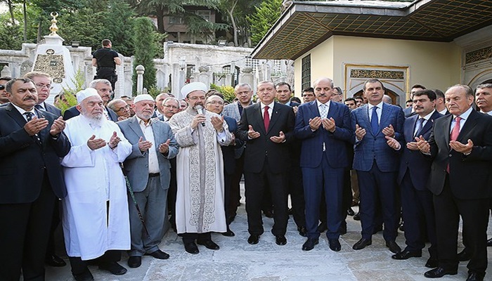 Eyüp Sultan Türbesi ziyarete açıldı