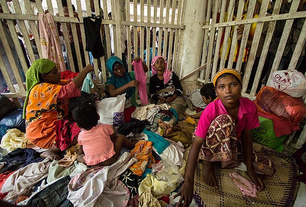 Rohingya Müslümanlarını taşıyan tekneler kıyıya vurdu